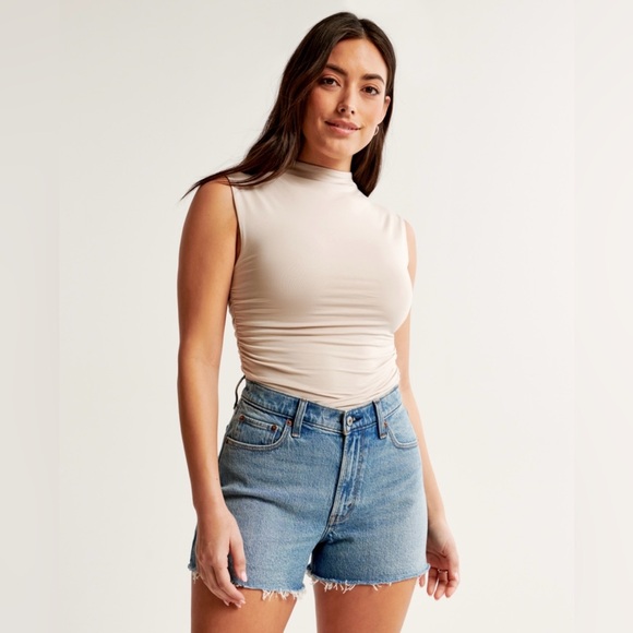 Abercrombie & Fitch Pants - Abercrombie & Fitch Curve Love The 90s Relaxed Cutoff Short High Rise | Size 32